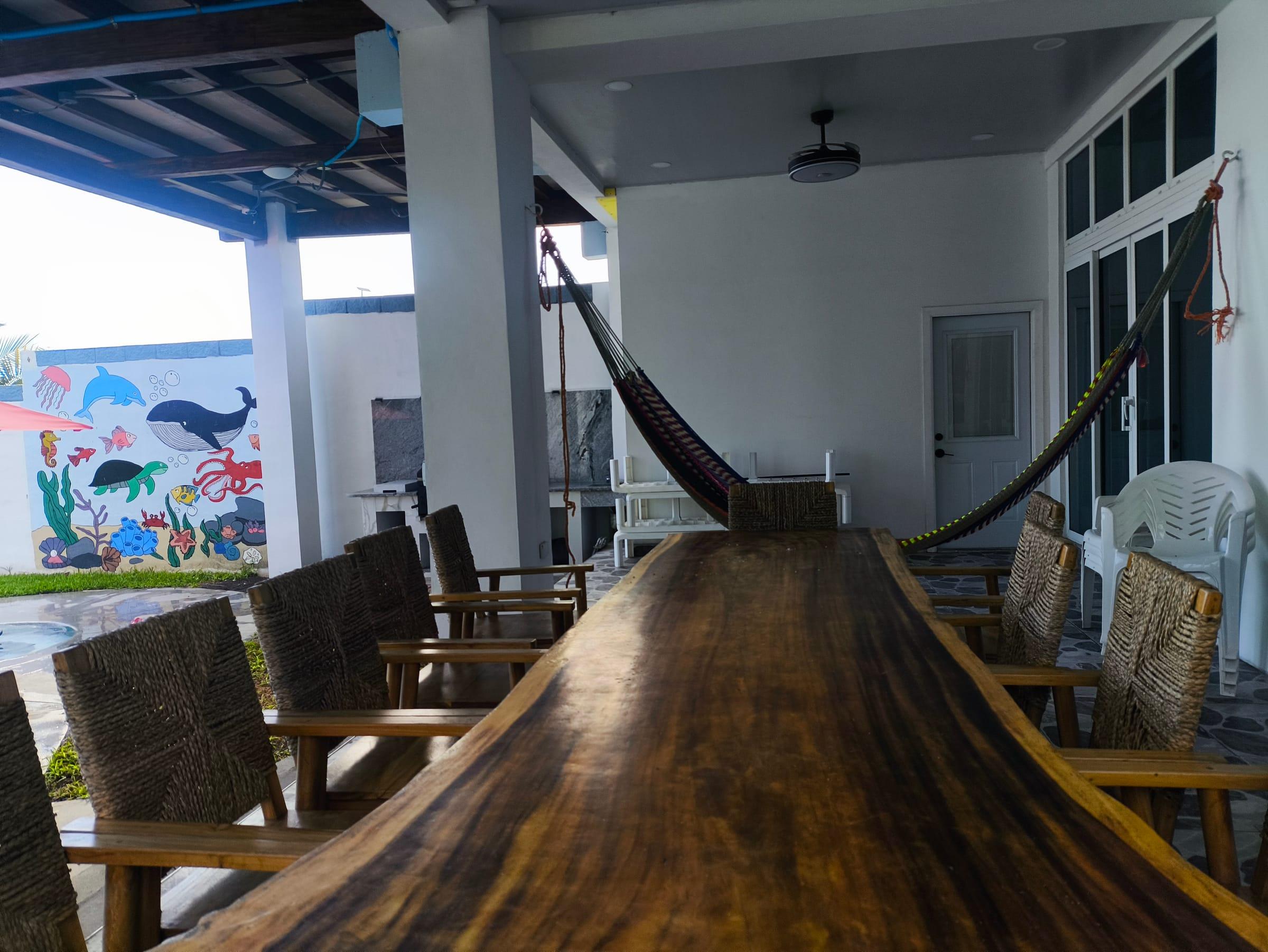 Mesa de madera en el área techada