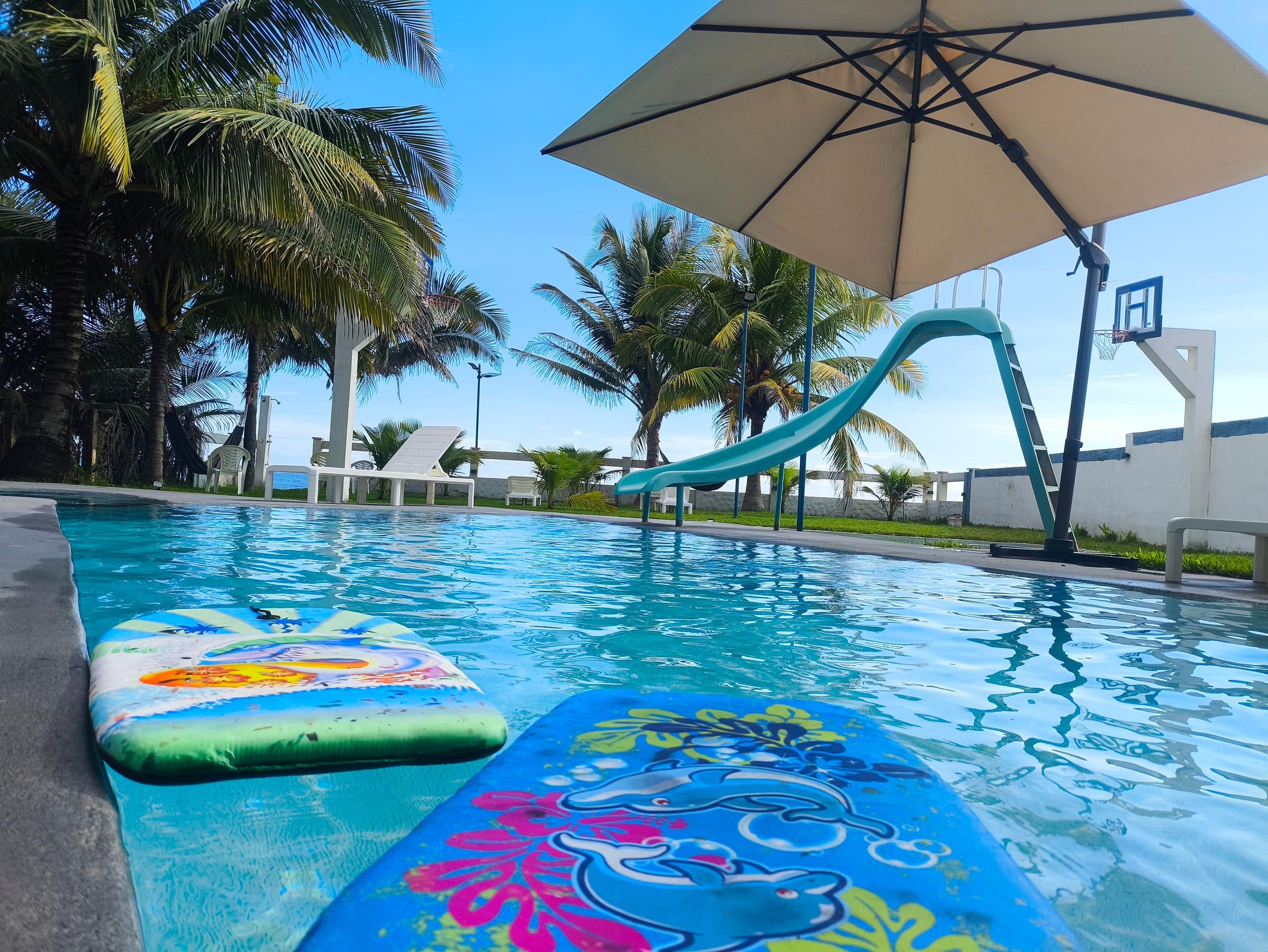 Piscina con tobogán