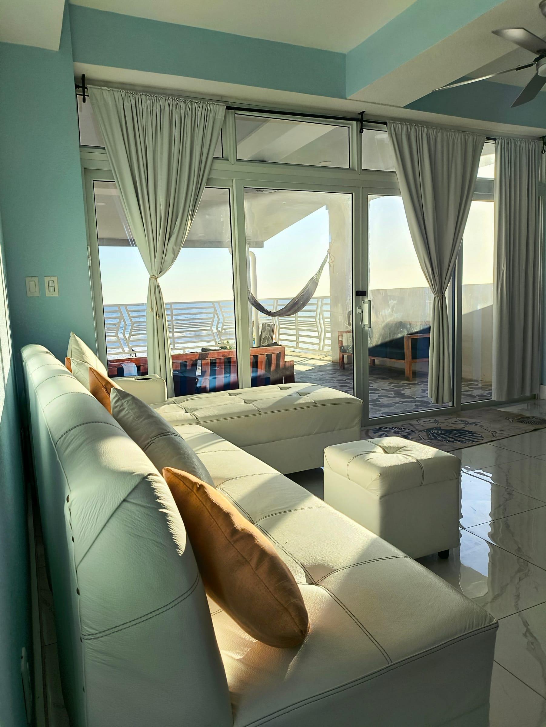 Sala con vista al mar, segunda planta